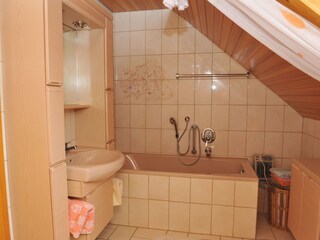 Bad mit Badewanne u. Waschbecken