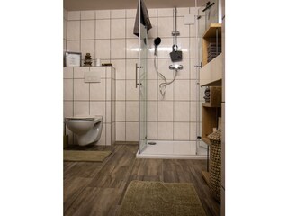 Badezimmer mit ebenerdiger Dusche