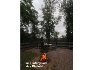 Die Feuerstelle mit Grill