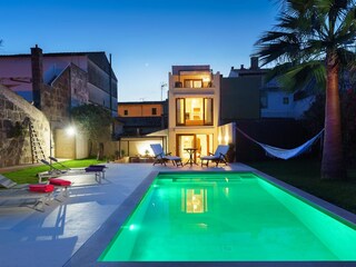 Haus und Garten bei Nacht