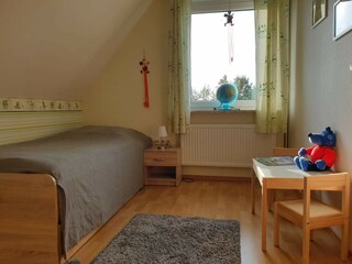 Kinderzimmer, Bett wahlweise zum Ausziehen