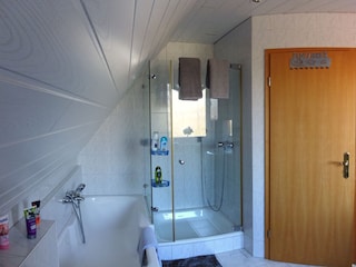 Badezimmer mit Dusche, Badewanne und WC