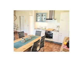 integrierte neue Küche mit großem Esstisch