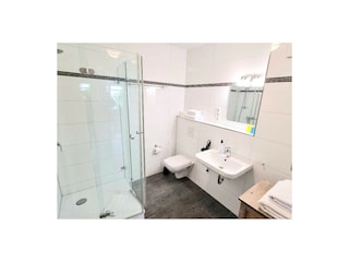 1. Bad mit Glasdusche, WC, Spiegel und Fön