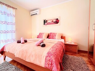 Gemütliches Schlafzimmer mit Meerblick