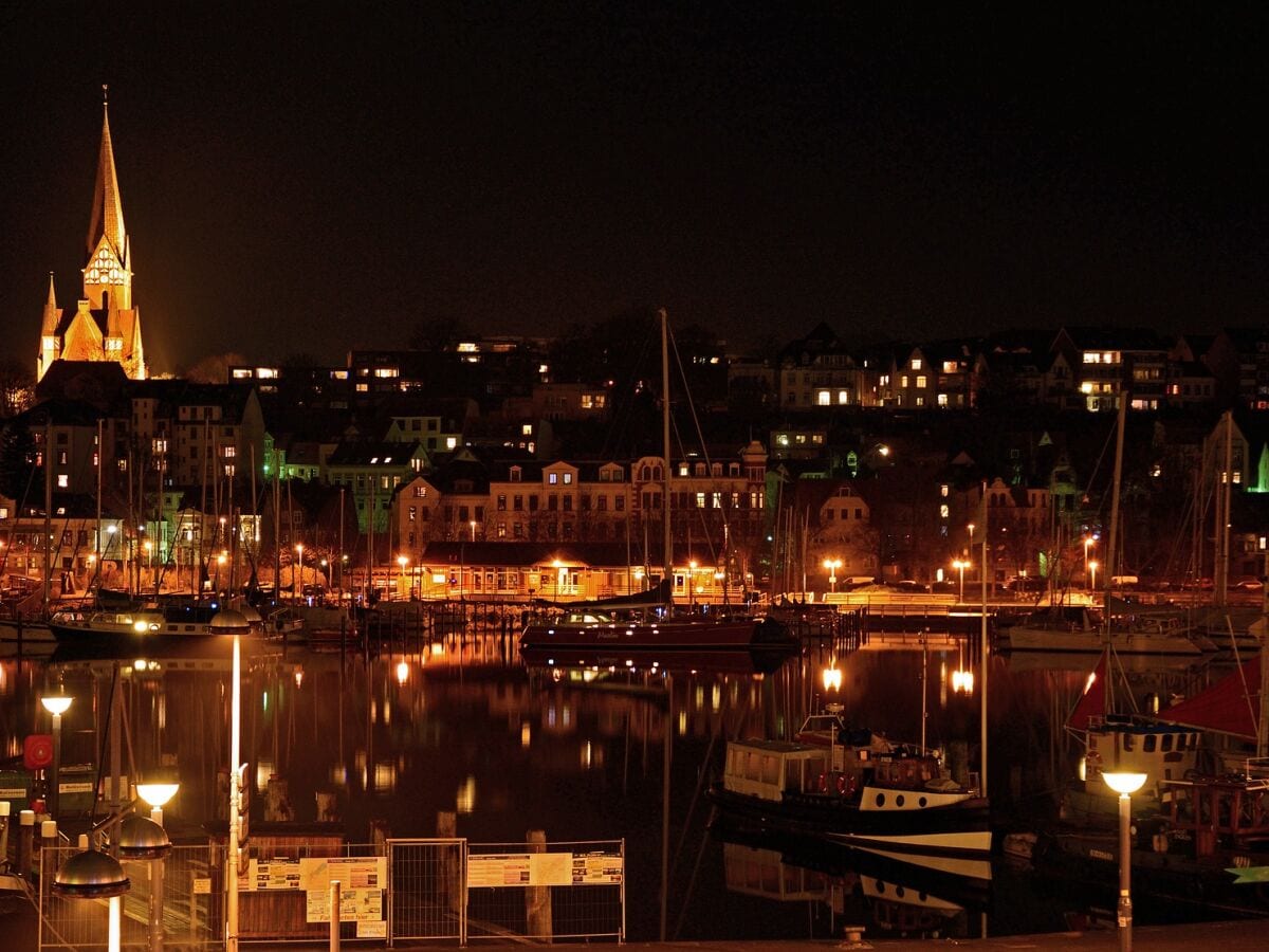 Flensburgs Hafen bei Nacht