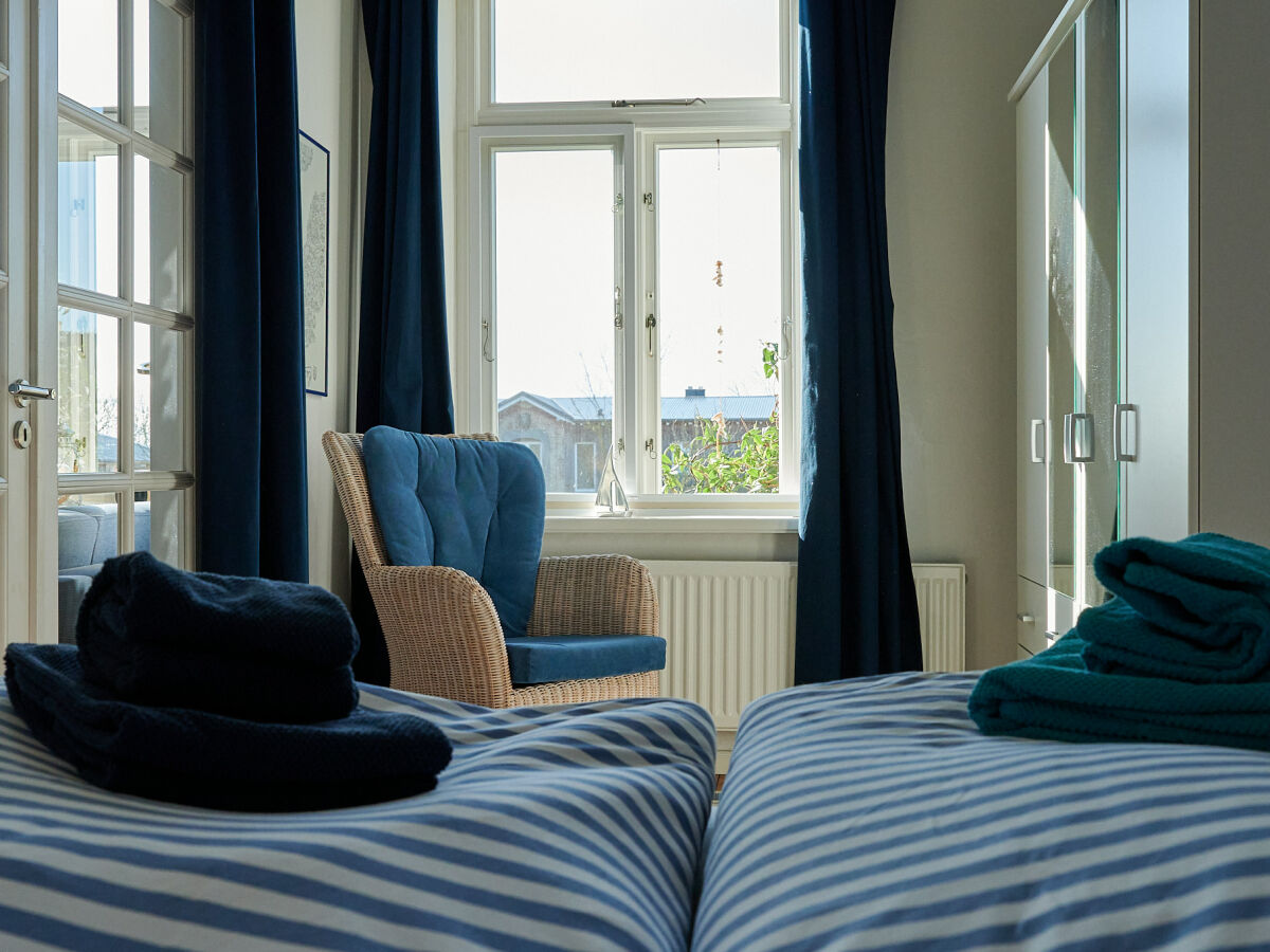 Schlafzimmer mit Blick in den Hof.