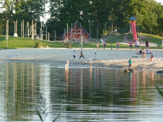 Sandstrand und Spielplatz am Naturbadesee