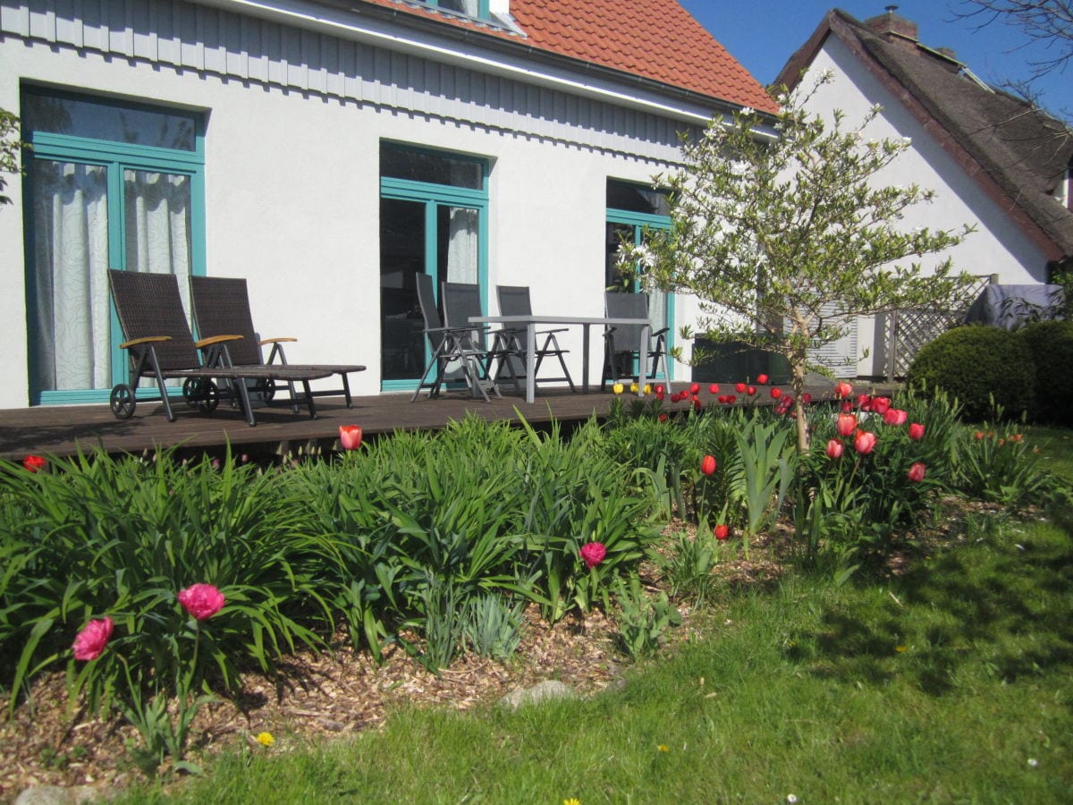 Große Terrasse mit Sitzmöglichkeiten