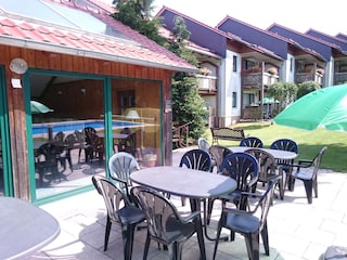 Grillecke vor dem Pool und Gemeinschaftsraum