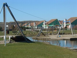 Spielplatz, mit Seilbahn und Floß, im Bungalowpark