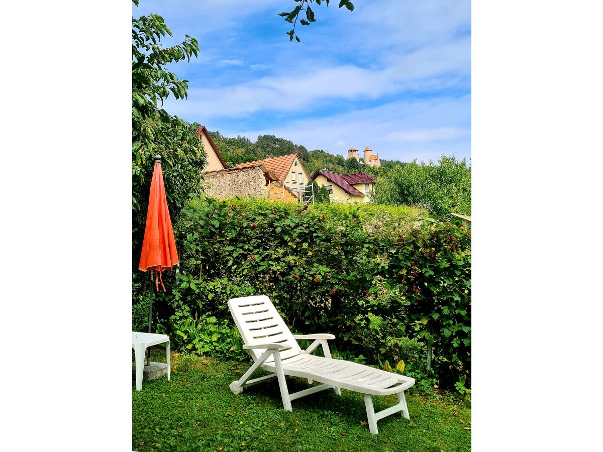 Garten mit Liegen und Blick auf Burg Normannstein