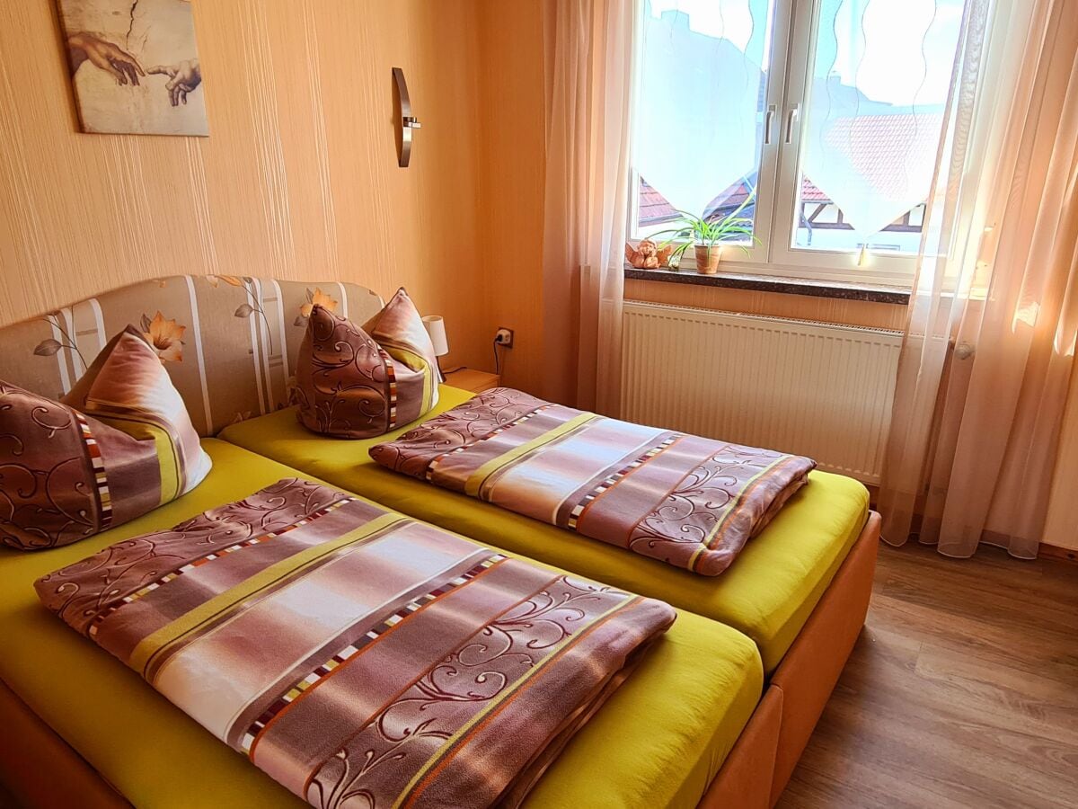 Schlafzimmer mit großem Doppelbett