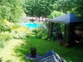 Garten mit Pavillon und Pool