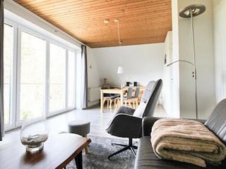 helles Wohn- Esszimmer mit großem Fenster