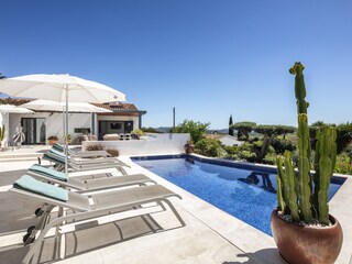 Pooldeck und Haupthaus