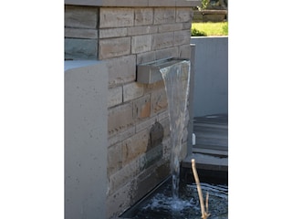 Sitzplatz mit Wasserfall  im Garten