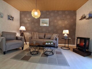 Modern eingerichtetes Wohnzimmer mit Flachbildschirm