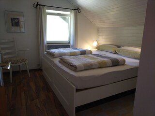 Schlafzimmer mit Doppelbett