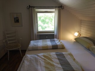 Schlafzimmer mit Doppelbett