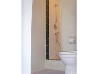 Bad mit Dusche und WC