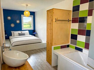 Schlafzimmer an Erdgeschoss mit Bad und Dusche