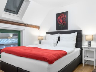 Das Schlafzimmer mit dem 1,80 x 2,00m Boxspringbett