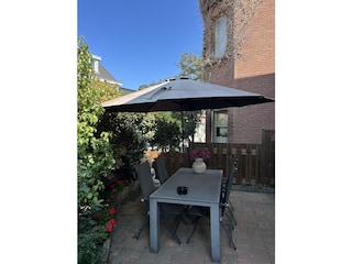 Terrasse mit Sonnenschirm