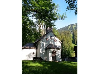 Am Fuße des Laber die Str. Gregor Kapelle