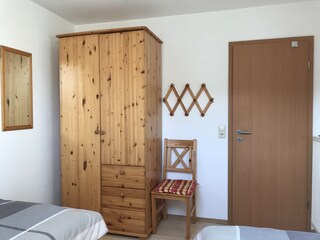 Bedroom with 2 single beds