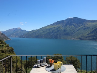 Wunderschönen  Blick auf den See und Bergkette