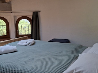 Schlafzimmer mit Doppelbett