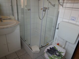 Bad mit WC und Dusche