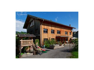 Viel Platz zum Spielen und sich aufhalten vor dem Haus