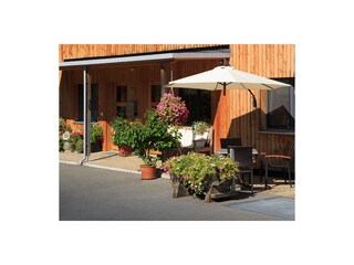 gemütliche Sitzecke vor dem Haus