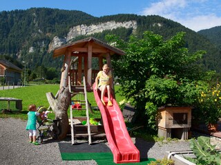 Schaukelspaß vor dem Haus