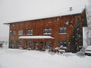 viel Naturschnee vor dem Haus