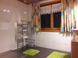 geräumiges Badezimmer mit neuer Großraum-Dusche