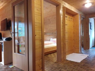 Blick vom Badezimmer in den Flur