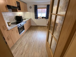 Küche mit Spülmaschine