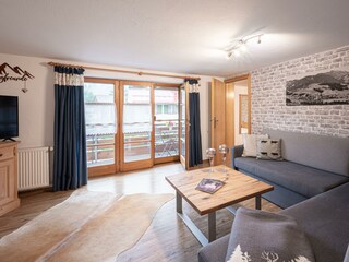 Wohnzimmer mit Balkon