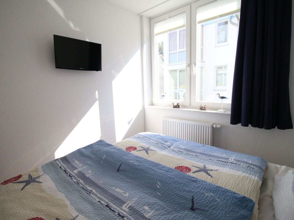 Großes Schlafzimmer mit Boxspringbett und Sat-TV