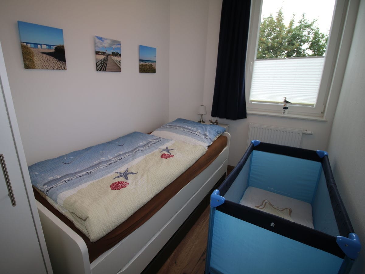 Kleines Schlafzimmer mit Platz für das Babyreisebett