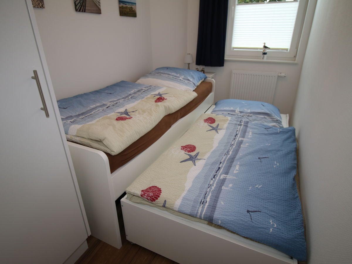 Kleines Schlafzimmer mit ausgezogenem Kojenbett