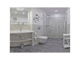 Großes Bad mit begehbarer Regendusche.