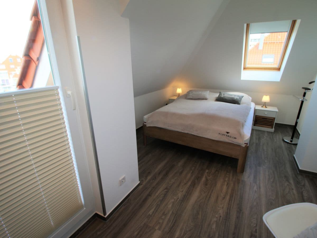 Schlafzimmer mit Zugang zum kleinen Balkon