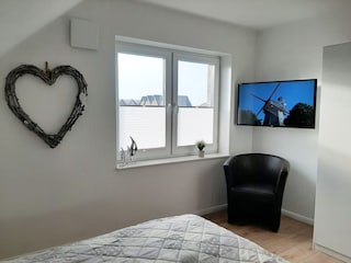 Schlafzimmer DG mit 43 Zoll TV