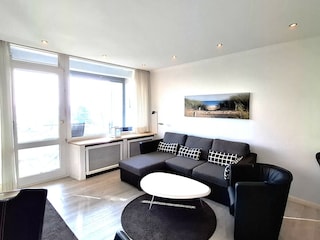 helles Wohnzimmer mit Blick auf die Ostsee