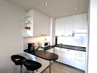 offene Einbauküche mit Tresen