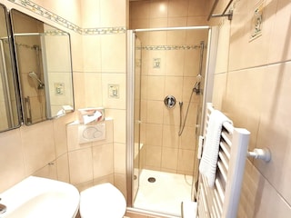 Badezimmer mit Dusche
